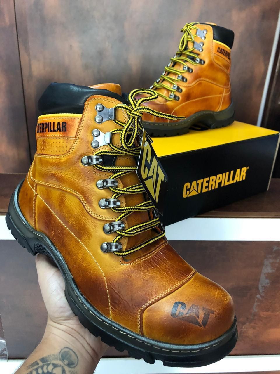 Bota caterpillar 2024 em couro